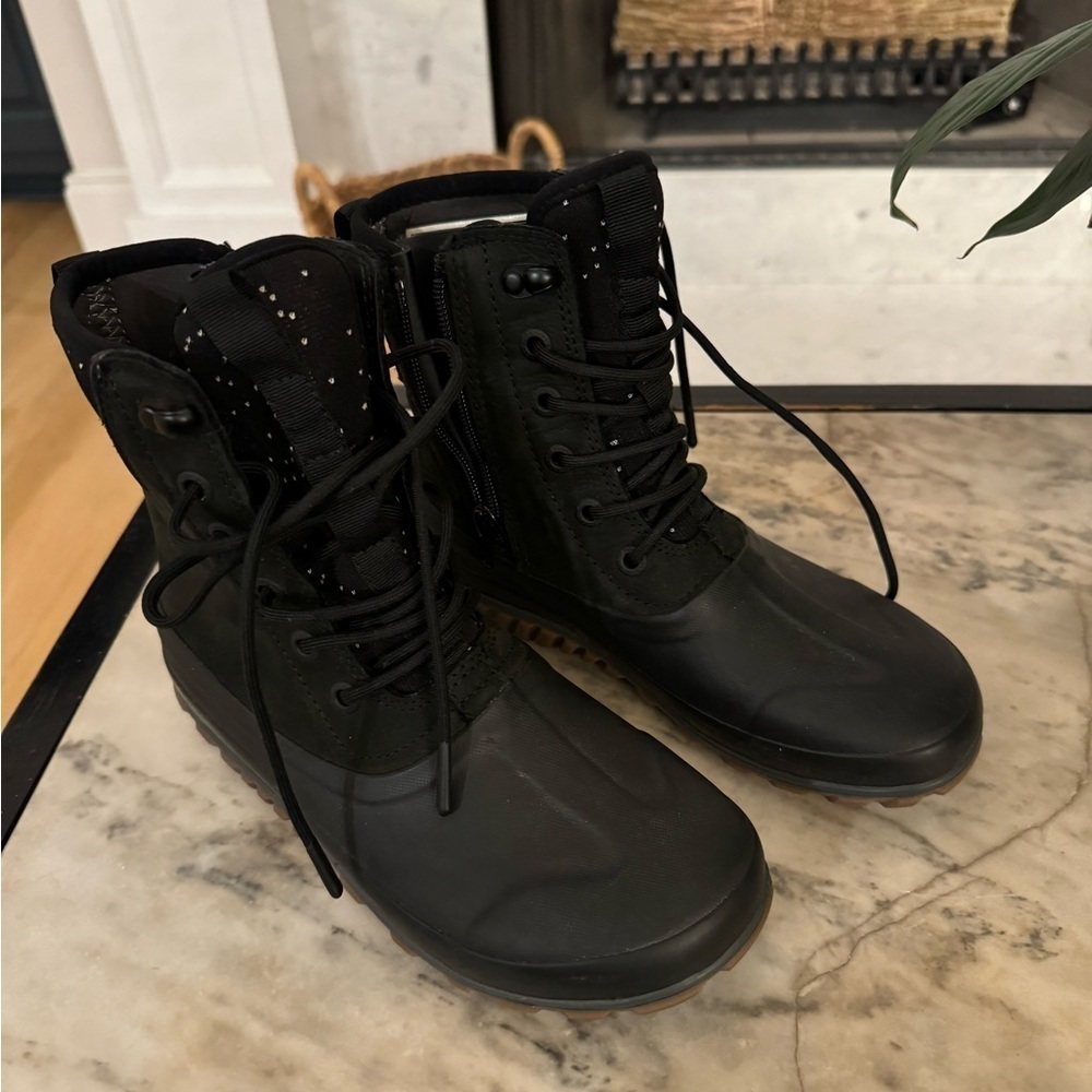Bogs classic Casual Tall Lace Leather women’s Size 6 waterproof boot. Black.